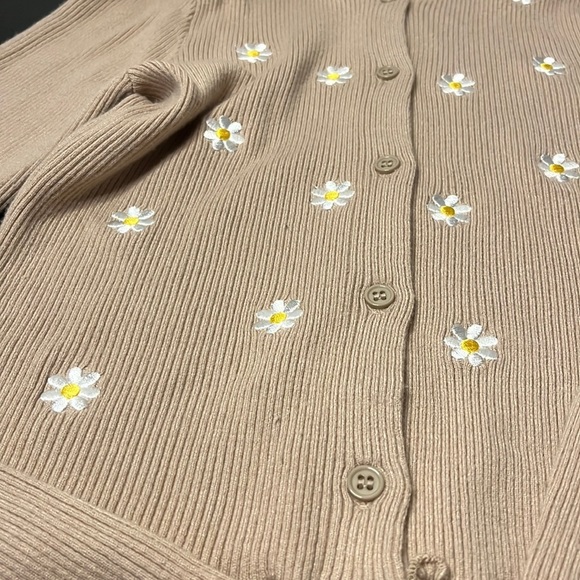 FOREVER 21 cropped daisy cardigan - ribbed, spring, cream, flowers, floral - Picture 2 of 4